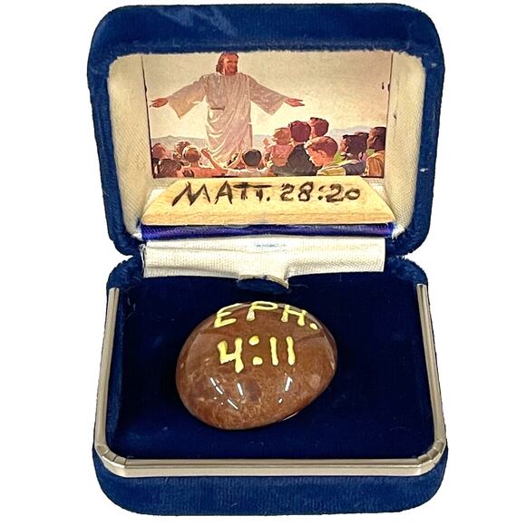 Portrait of Jesus Christ Matt 28:20 Hand Painted Stone EPH 4:11 Blue Velvet Box - Picture 1 of 11